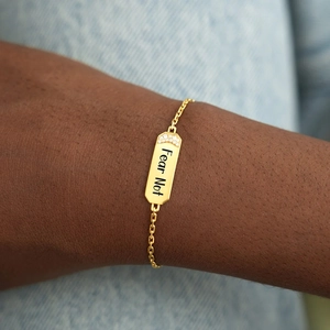 Minimalistisches s925 Goldarmband mit Fear Not Gravur und funkelnden weißen Zirkonia-Steinen