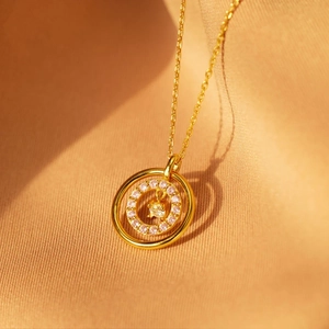 Détail du collier pendentif cœur en argent s925 doré avec pavé de zircone rose