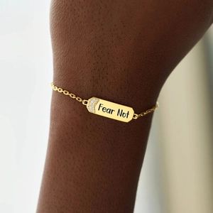Goldenes S925 Silberarmband mit Fear Not Gravur und Zirkonia Akzenten auf dem Stab