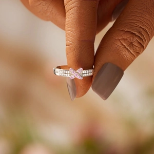 Bague croisée en argent S925 sertie de zircons cubiques roses et blancs brillants