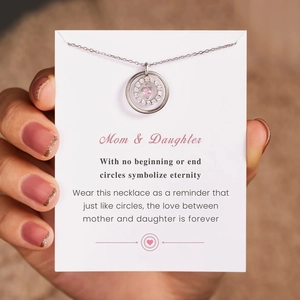 Détail du collier en argent S925 avec pierre cœur rose et carte de message d'amour