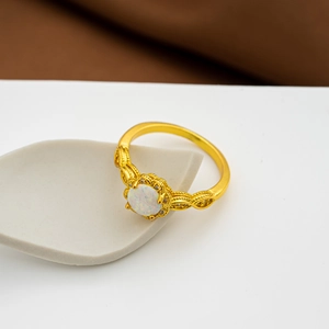 Detailed macro view of retro gold opal ring with intricate镂空 filigree patterns