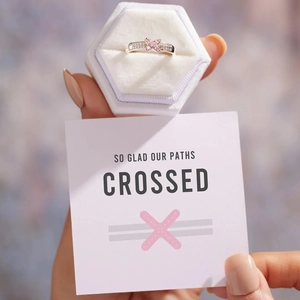 Bague croisée en argent S925 avec gemme rose dans un coffret cadeau élégant