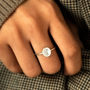 S925 sterling silver minimalist ring with hand-holding engraving on oval polished face