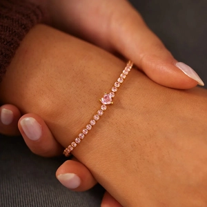 Bracelet élégant en argent S925 doré avec cœur rose et pierres en zircone brillant
