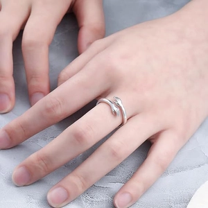Adjustable S925 sterling silver hug ring featuring minimalist hands embracing on finger