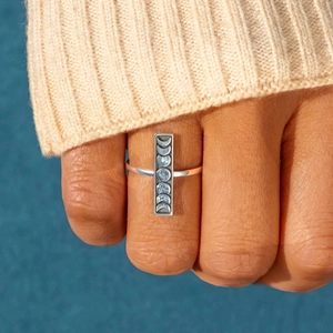 Minimalist s925 silver moon phase ring showing full lunar cycle on vertical plaque