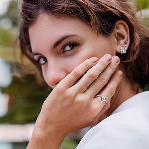 Bague cœur en argent s925 avec nœud torsadé, portée par un mannequin en extérieur