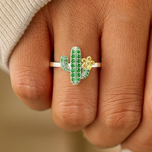 Bague cactus élégante en argent S925 avec zircons verts et jaunes portée par un modèle