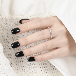 S925 sterling silver chevron crown ring with mixed-cut stones on a model's hand