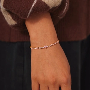 Détail du bracelet en argent s925 avec cœur rose et oxydes de zirconium