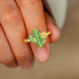 Bague cactus minimaliste en argent S925 avec zircons verts portée au doigt