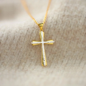 Élégant collier croix bicolore en argent S925 avec texture martelée sur tricot blanc
