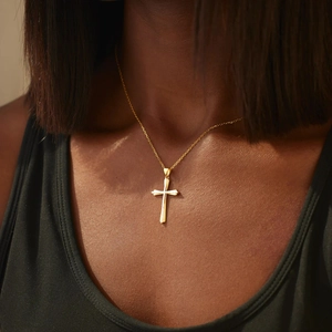 Élégant collier croix bicolore en argent s925 avec placage en or 18 carats sur modèle