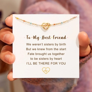 Collier cœur doré avec pendentif battement de cœur et perles colorées sur carte cadeau