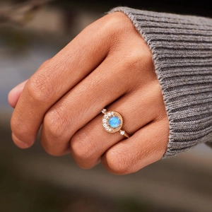 Bague planète en argent S925 avec opale bleue et diamants portés sur la main