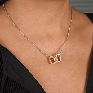 Collier double cœur en argent S925 entrelacé avec or rose et zircons sur mannequin