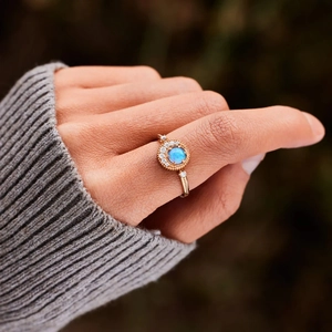 Bague en argent sterling S925 plaqué or avec opale bleue et diamants blancs étincelants