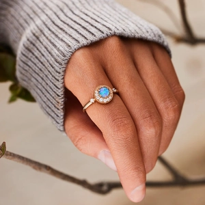 Détail de la bague opale en argent S925 avec diamants pavés sur anneau or rose