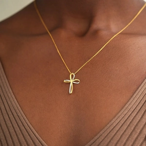 Élégant collier croix infini en argent sterling S925 bicolore porté par un mannequin