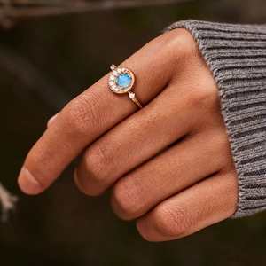 Détail de la bague lune et étoile en argent S925 avec opale et finition or rose