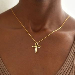 Collier croix infini bicolore en argent S925 porté par un mannequin féminin