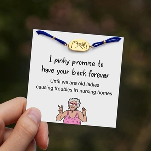 Détail du bracelet tressé bleu avec pendentif promesse doré sur carte cadeau amitié