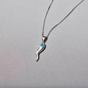 Collier en argent S925 avec pendentif corne et œil maléfique sur tissu gris