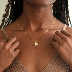 Collier croix infini bicolore en argent sterling S925 porté au cou d'une femme