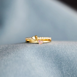 Vue macro de bagues superposables en argent S925 avec cœur rose et diamants fins