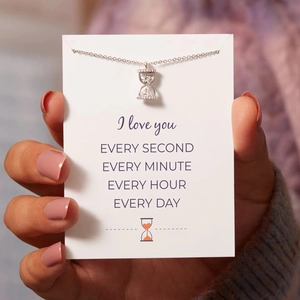 Collier sablier élégant en argent S925 sur une carte cadeau avec un message d'amour