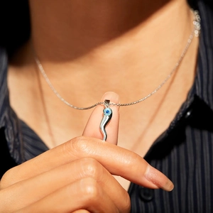 Collier corne mauvais oeil en argent s925 avec pierre bleue et cristaux brillants