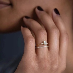 Anello minimalista in argento s925 con zirconi rettangolari dal design impilabile elegante