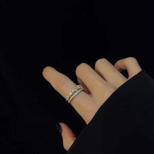 Double-layered gold-plated S925 silver ring featuring square-cut zircon stones on model's hand