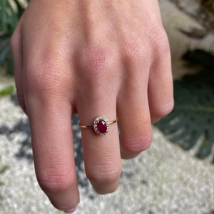 Elegant s925 silver ring with red zircon and surrounding white stones on gold band