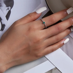 Eleganter S925 Silberring mit rundem grünem Zirkon und seitlichen Akzentdiamanten
