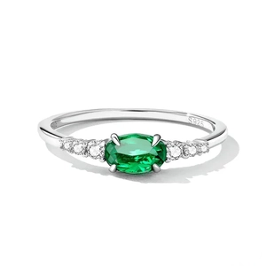 Bague en argent S925 avec pierre précieuse verte ovale et zircons sur fond blanc épuré