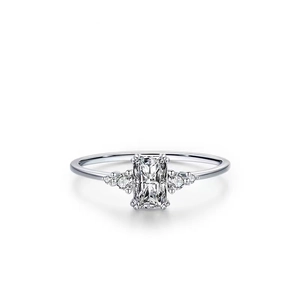 Anello minimalista in argento S925 con un grande zircone rettangolare e pietre laterali