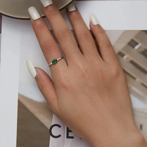 Bague élégante en argent 925 avec zircon vert ovale et pierres sur le côté