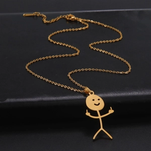 Detail einer goldenen Strichmännchen-Kette mit Mittelfinger-Geste auf schwarzem Leder