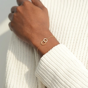 Élégant bracelet en argent s925 doré avec doubles anneaux entrelacés sur le poignet