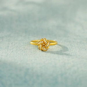 Bague torsadée en argent s925 plaqué or avec pavé de pierres précieuses fines