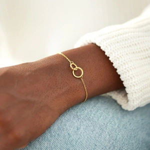 Bracelet minimaliste en or avec deux anneaux entrelacés et finition martelée sur chaîne fine