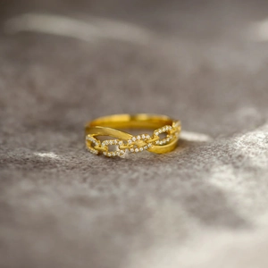 Anello a catena in argento s925 con zirconi brillanti e finitura in oro lussuosa