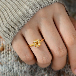 Bague nœud d'amour en argent S925 sertie de zircons portée sur le doigt d'un modèle