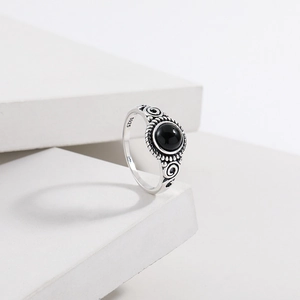 Vintage S925 sterling silver ring with round black agate and retro spiral patterns