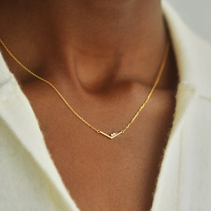 Collier en V élégant en argent sterling S925 avec pierres de naissance roses et blanches