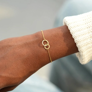 Détail d'un bracelet en argent s925 doré avec anneaux martelés porté au poignet