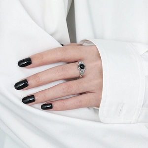 Vintage S925 sterling silver ring with black round onyx and retro spiral engraving