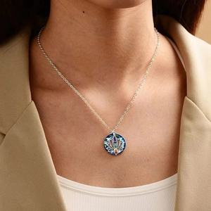 Collana fiore di loto in argento sterling S925 con cristalli colorati su modella